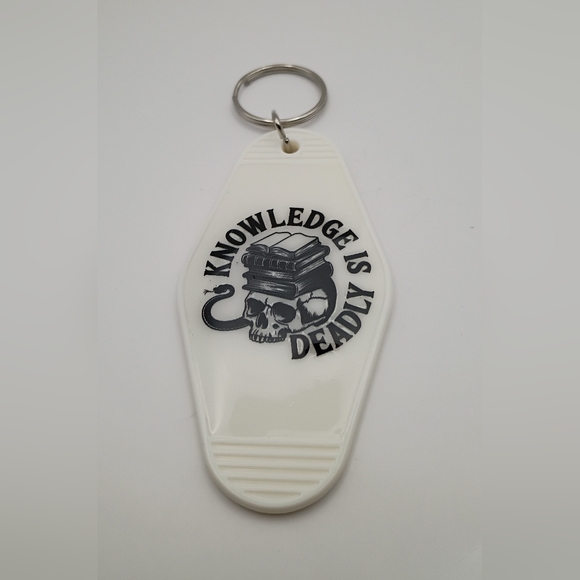 White and Black "Knowledge Is Deadly" Motel Keychain Keyring For Keys And Bags - Picture 1 of 2
